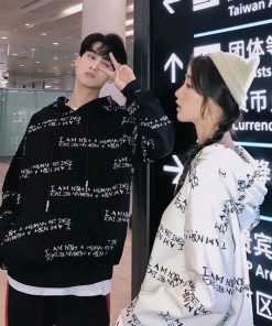 Áo hoodie nhiều chữ đầy cá tính dành cho các cặp đôi