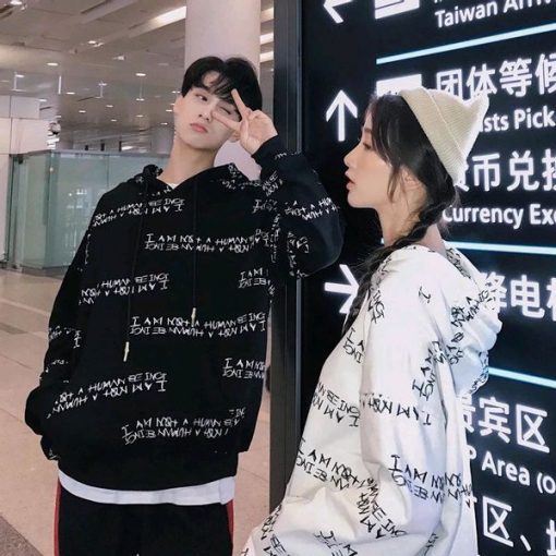 Áo hoodie nhiều chữ đầy cá tính dành cho các cặp đôi
