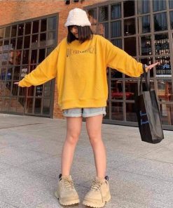 Áo sweater màu vàng in chữ style Hàn Quốc cực hot