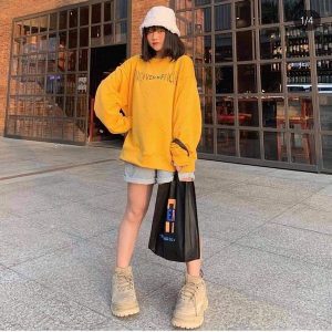 Áo sweater màu vàng in chữ style Hàn Quốc cực hot