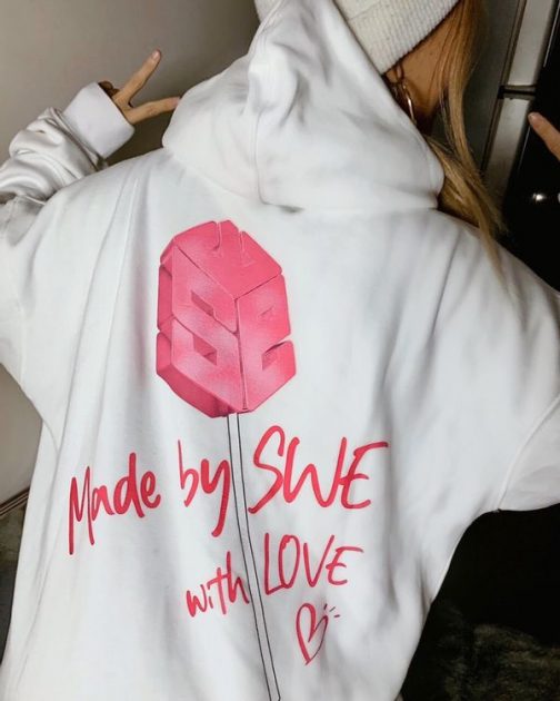 Áo hoodie vải nỉ mềm mịn in chữ Made by SWE with love